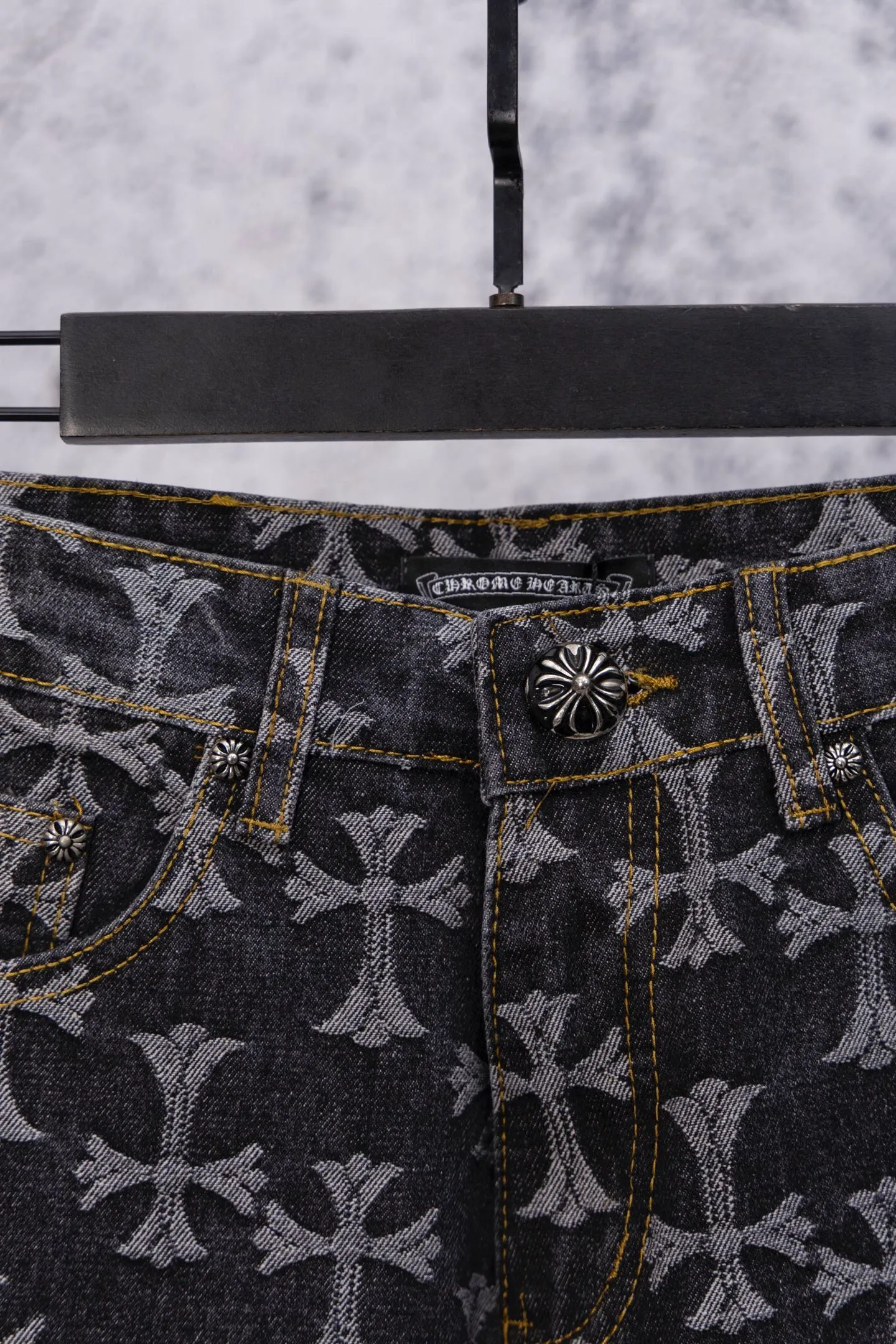 P200 Chrome Hearts CH Chrome Hearts double-sided full-print LOGO jacquard dark pattern heavy-duty denim jacket jeans denim suit same style as Internet celebrity star cross full-print denim jacket jeans, unique cross design elements plus all-over printing, full of design sense. It is made of 100% denim cotton fabric with heavy coarse yarn count, which ensures a stiff and tough silhouette while being soft, comfortable and breathable. The lapel is designed with silver buttons and is full of texture. The classic white cross logo is all over the dress, making it a perfect versatile style for spring and summer! Customized jacquard fabric, you can wear it in various styles. This gender-neutral shirt is a must-have for nightclubs. It can be worn as a jacket for both men and women. It can be easily worn by both men and women! The original loose version is made of high-quality pure cotton fabrics. The fabric pattern is high-definition and delicate without burrs. It is comfortable and breathable to wear. All the buttons are molded and customized. It is casual and fashionable and can be matched with any bottoms. It can be windproof and sunproof in spring and summer. It can be worn outside in autumn and winter! Easily concave shape makes you look slimmer and taller, perfect for both men and women! Color: Black Blue Size: Jacket S-XL Pants 28-36